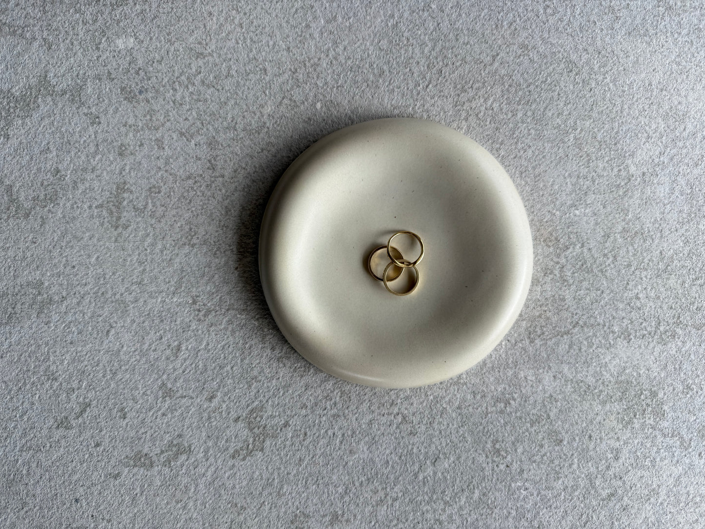 Pebble Plate – White Shell