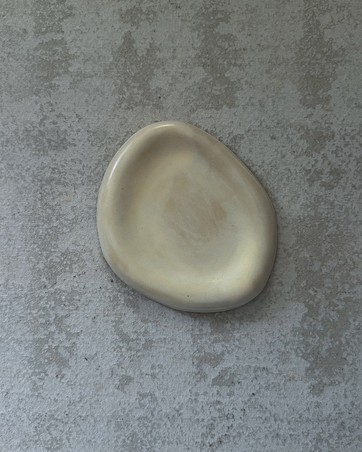 PEBBLE Plate — White Shell Medium