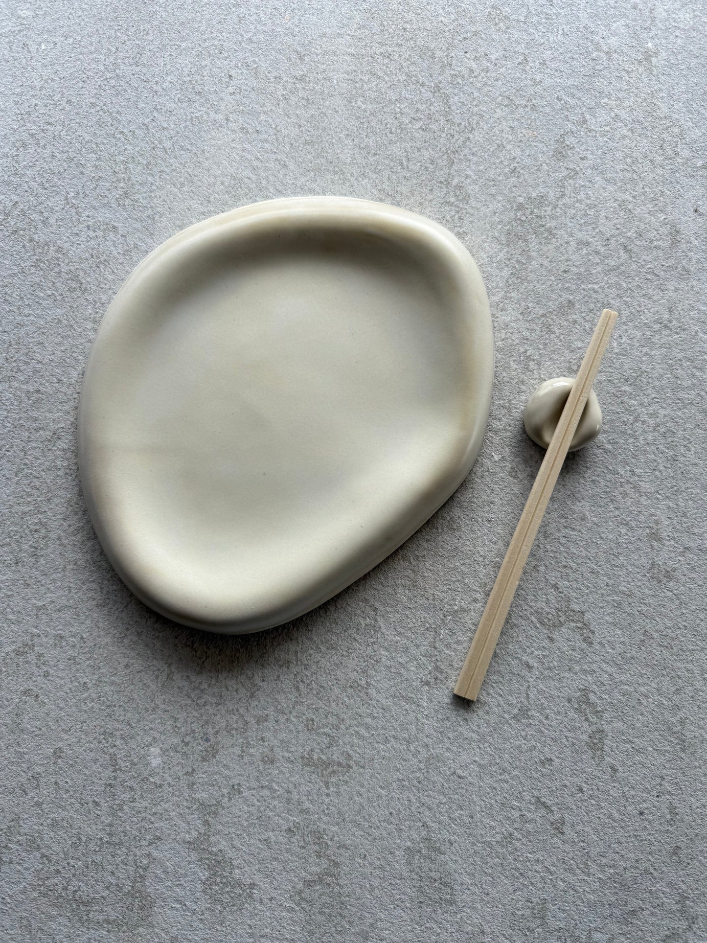 Pebble Rest – White