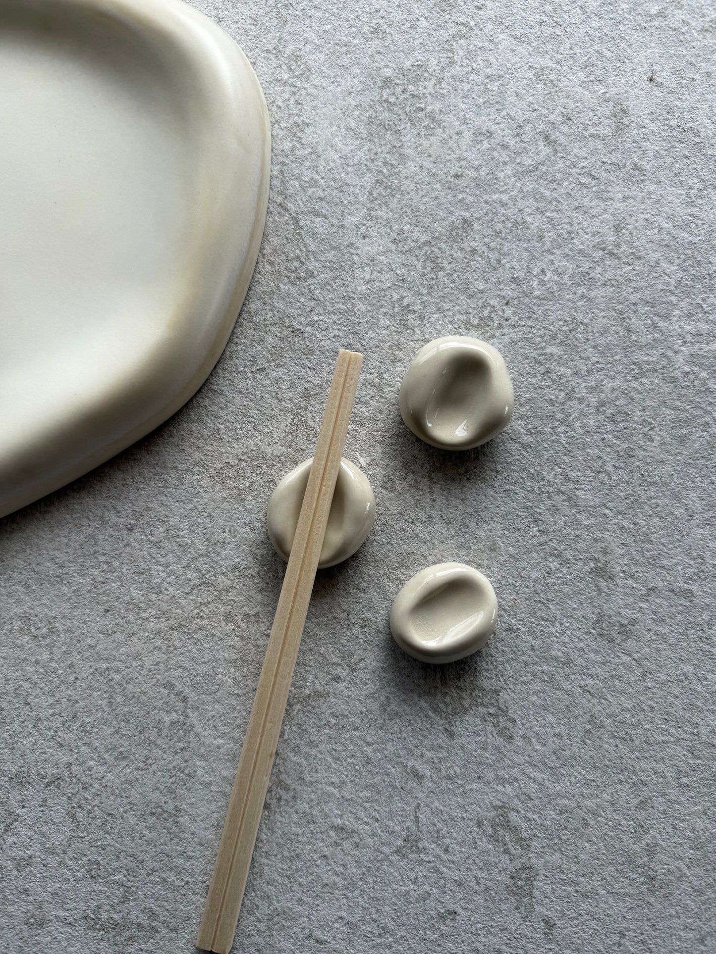 Pebble Rest – White