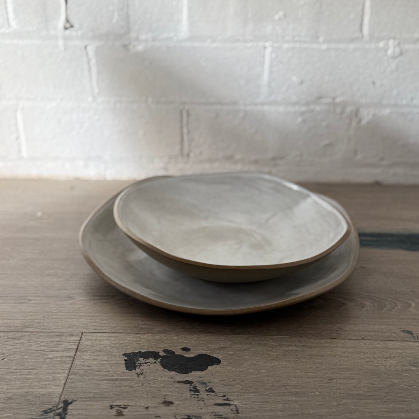L Platter Grey pebble · White Shell