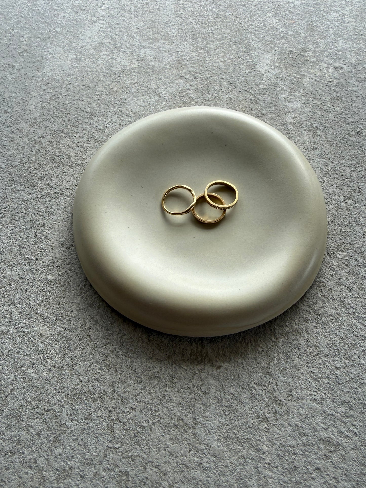 Pebble Plate – White Shell