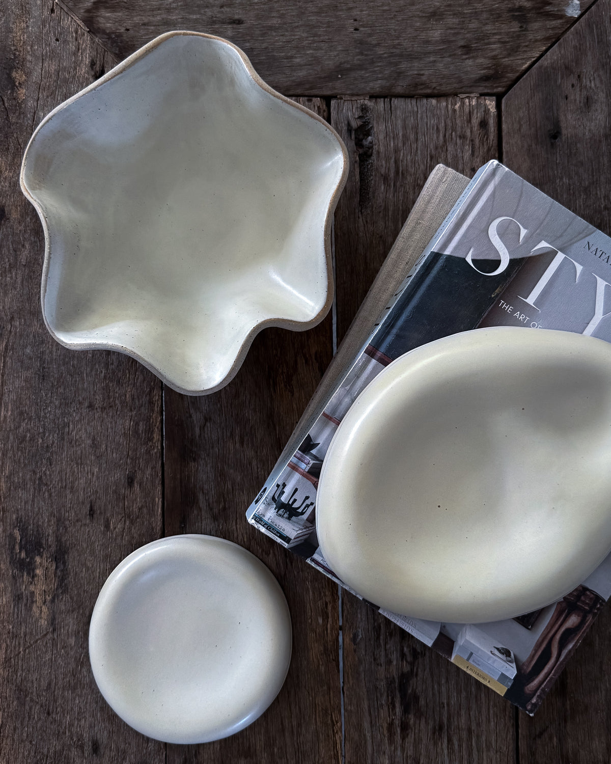 PEBBLE Plate — White Shell Large