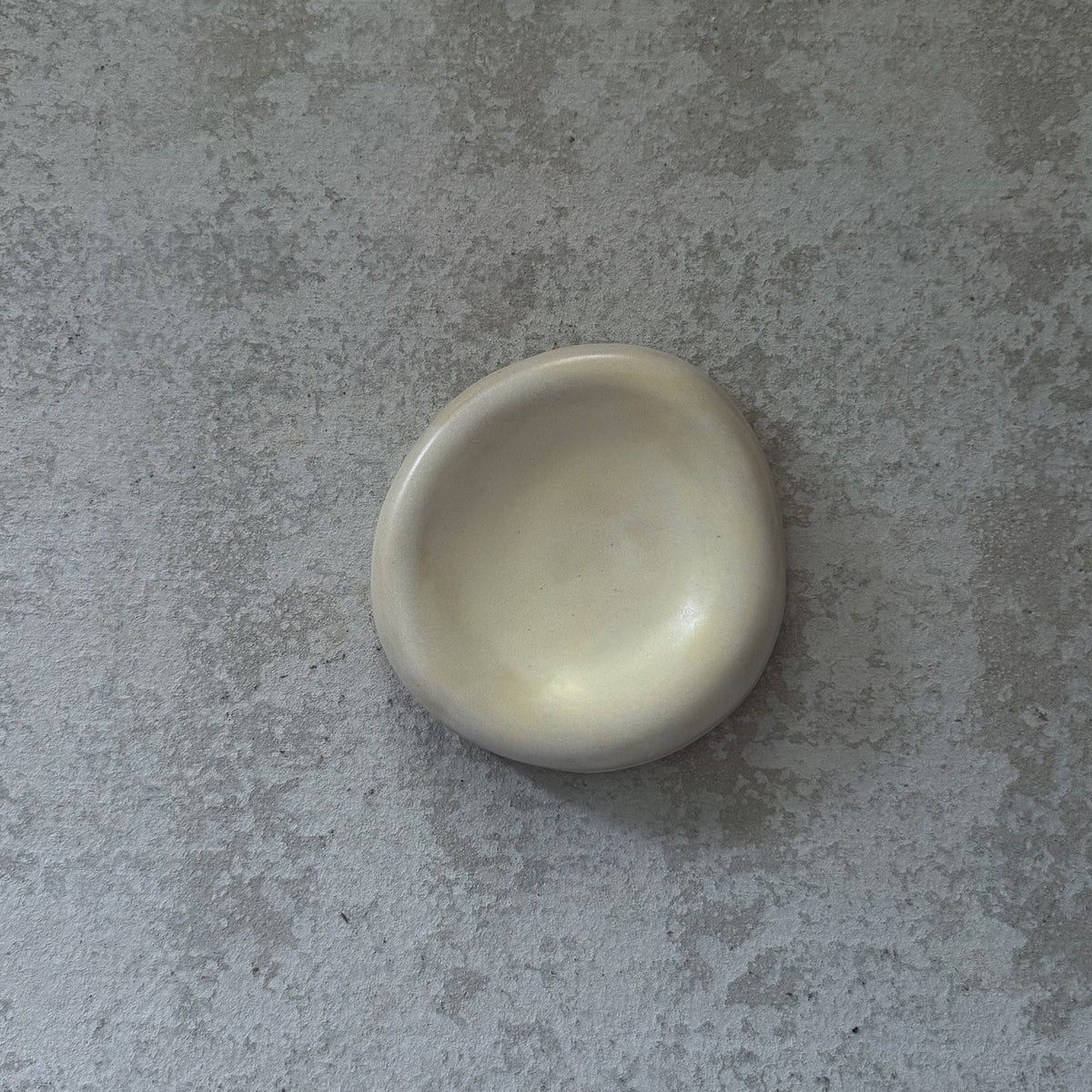 PEBBLE Plate — White Shell Small