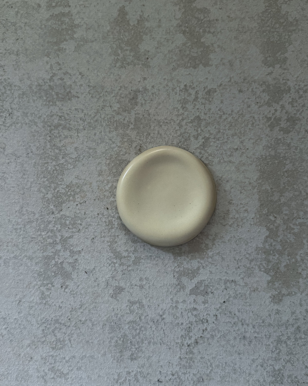 PEBBLE Plate — White Shell Small