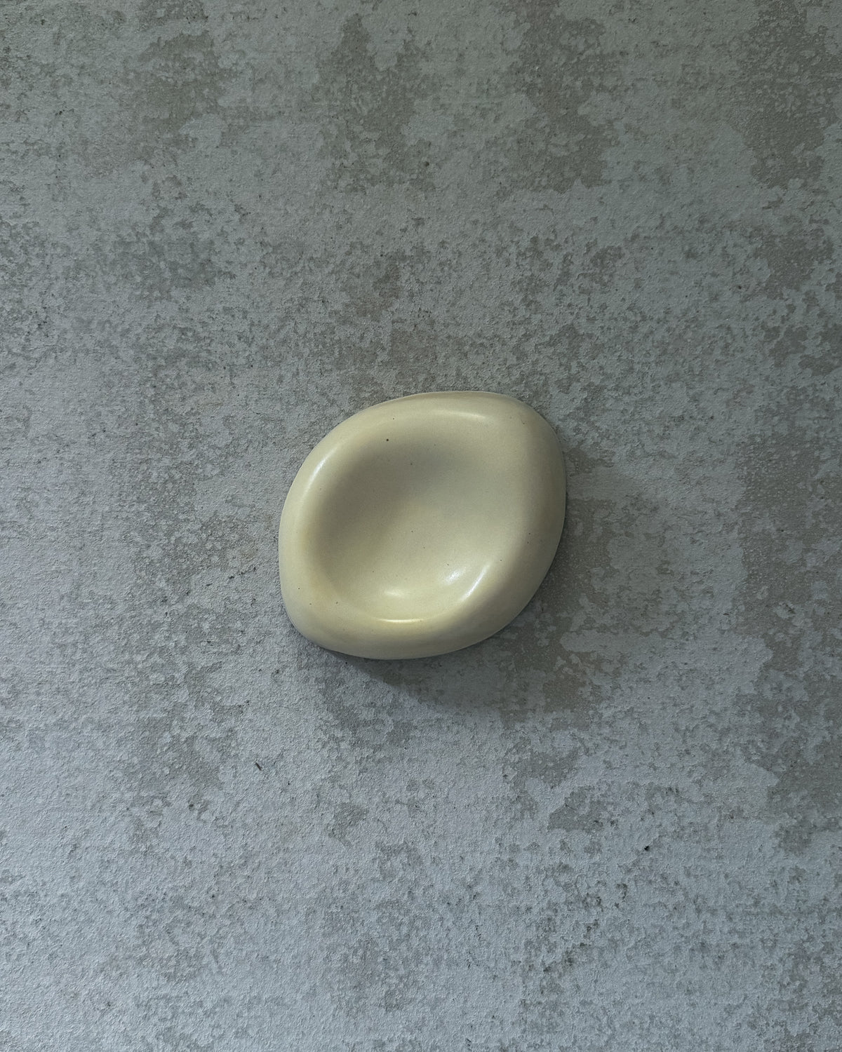 PEBBLE Plate — White Shell Small