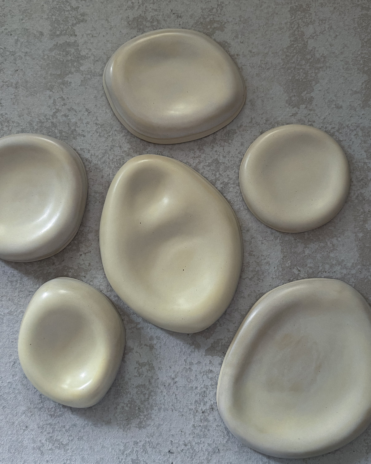PEBBLE Plate — White Shell Small