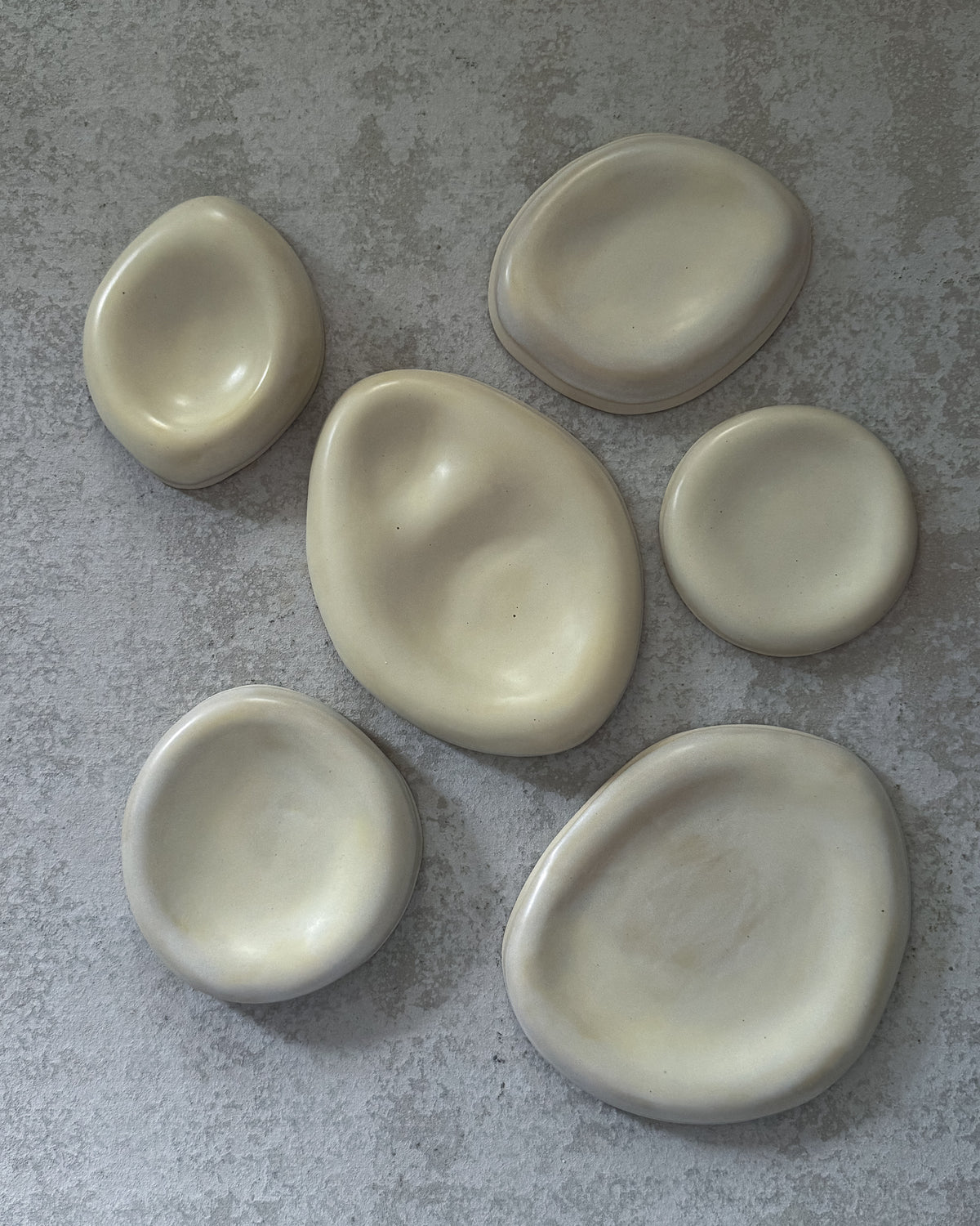PEBBLE Plate — White Shell Large