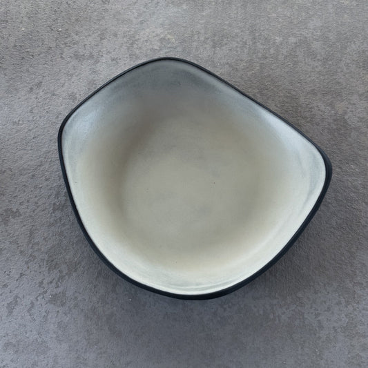L Bowl Black pebble · White Shell