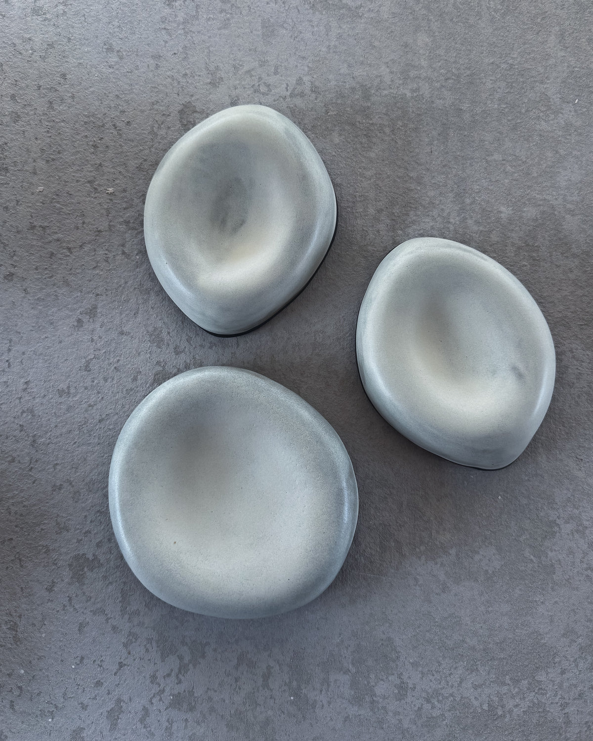 PEBBLE Plate — Black & White Shell Small
