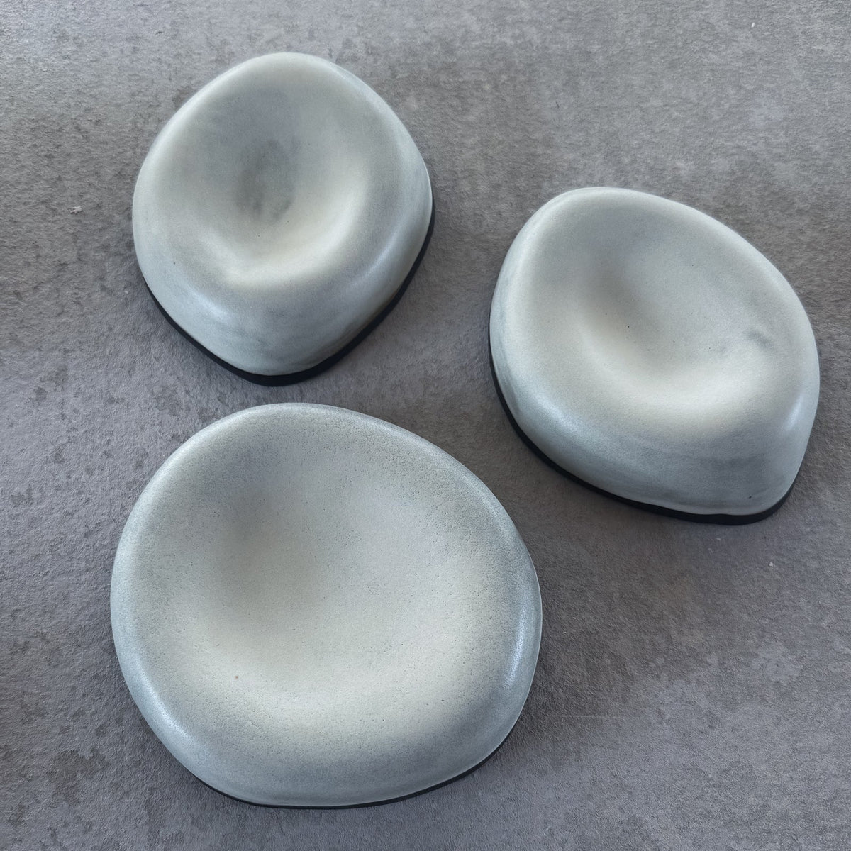 PEBBLE Plate — Black & White Shell Small