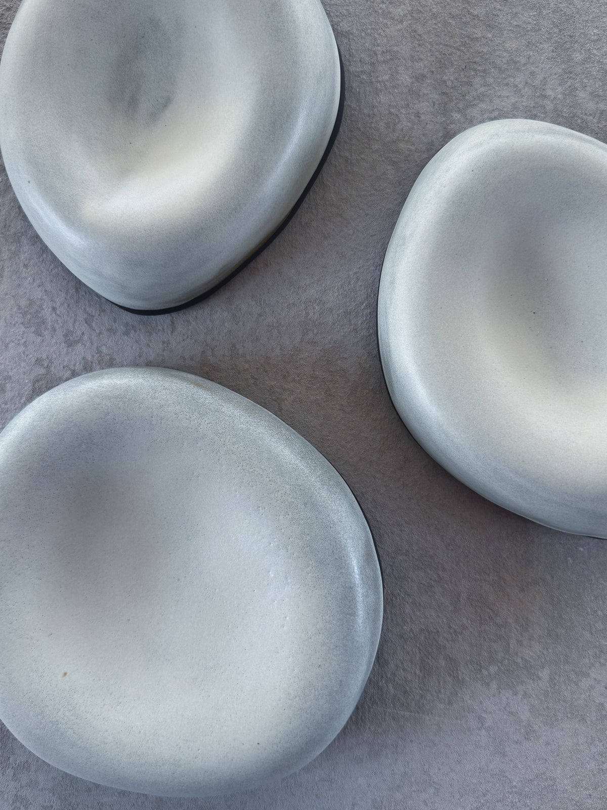 PEBBLE Plate — Black & White Shell Small