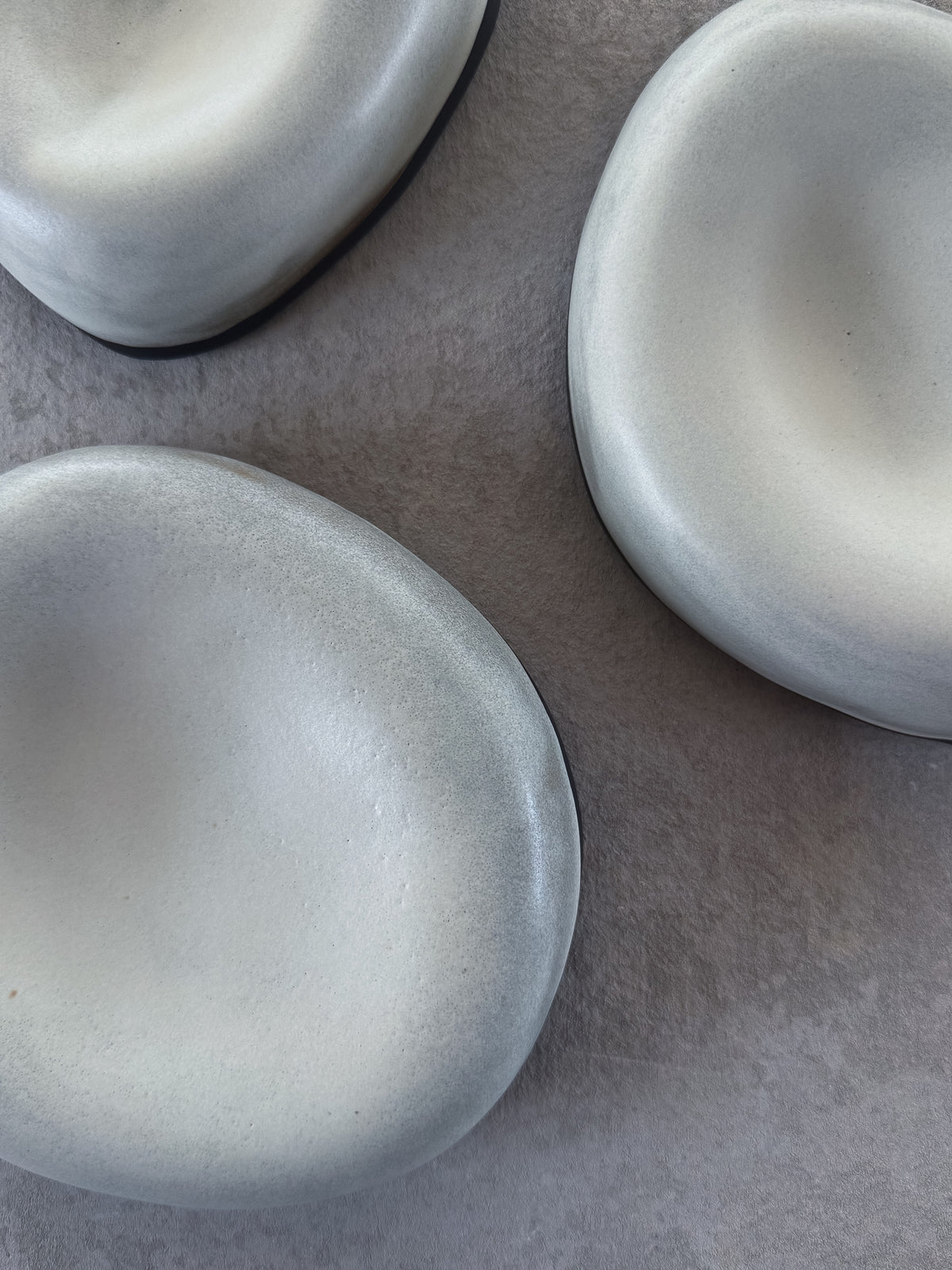 PEBBLE Plate — Black & White Shell Small