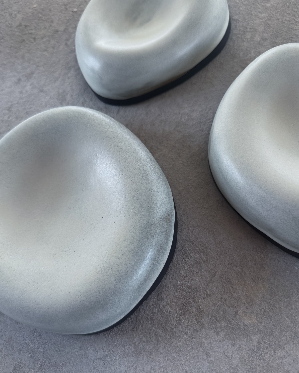 PEBBLE Plate — Black & White Shell Small