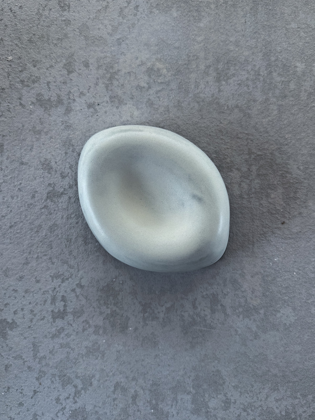 PEBBLE Plate — Black & White Shell Small