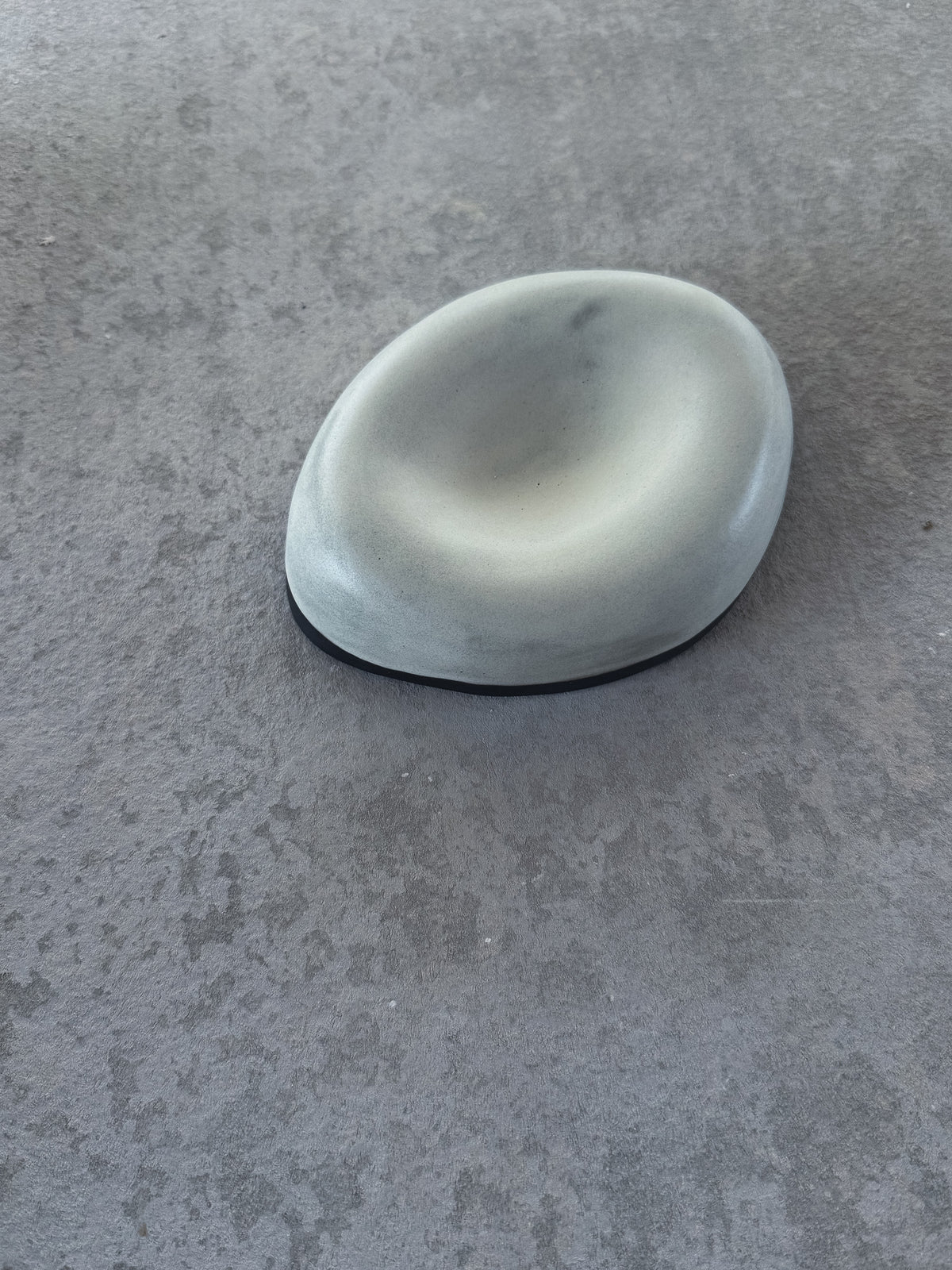 PEBBLE Plate — Black & White Shell Small
